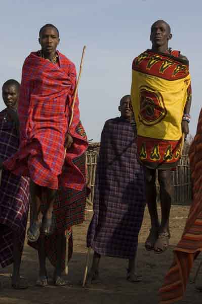 05 - Kenia - poblado Masai, hombres bailando